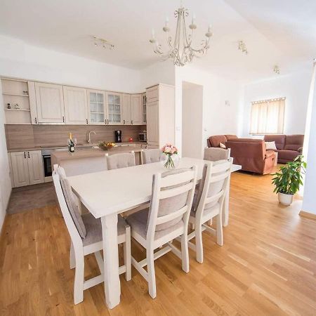 Holiday Home J&D No 2 Подстрана Екстериор снимка